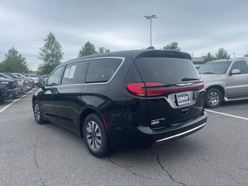 Used 2023 Chrysler Pacifica Touring-L FWD image 5