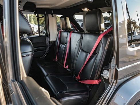 Used 2017 Jeep Wrangler Unlimited Rubicon image 39