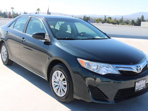 Used 2014 Toyota Camry LE FWD image 2