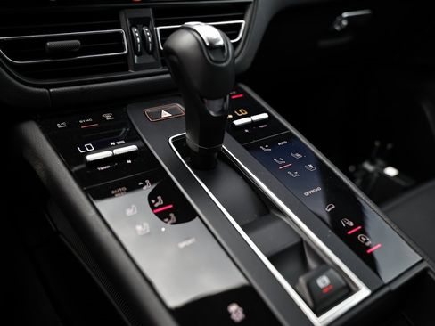 Certified 2024 Porsche Macan image 42