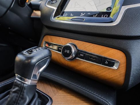 Used 2022 Volvo XC90 T6 Momentum w/ Climate Package image 25