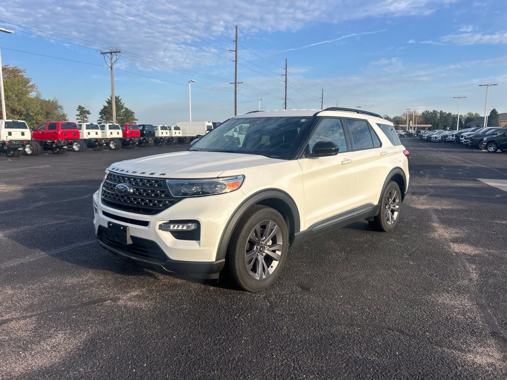 Used 2023 Ford Explorer XLT w/ Equipment Group 202A AWD/4WD image 4