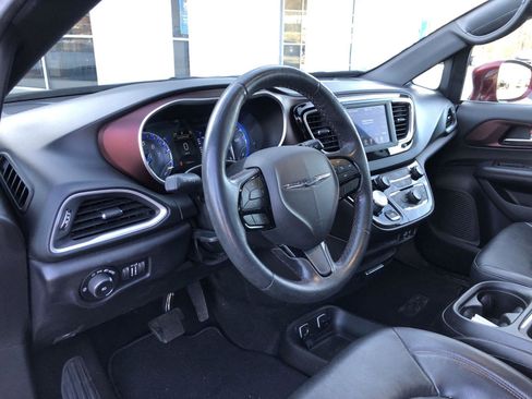 Used 2020 Chrysler Pacifica Touring-L image 10