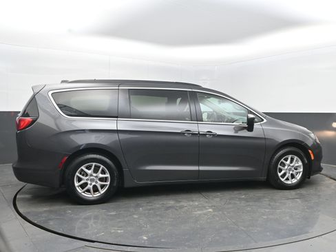 Used 2021 Chrysler Voyager Lxi image 10