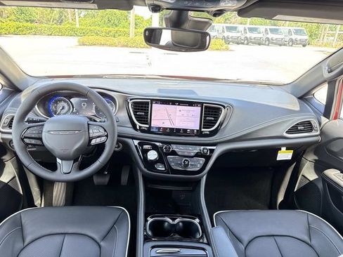 New 2027 Chrysler Pacifica Limited FWD image 13