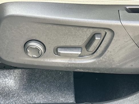 Certified 2025 Volvo XC40 B5 Ultra w/ Climate Package image 18