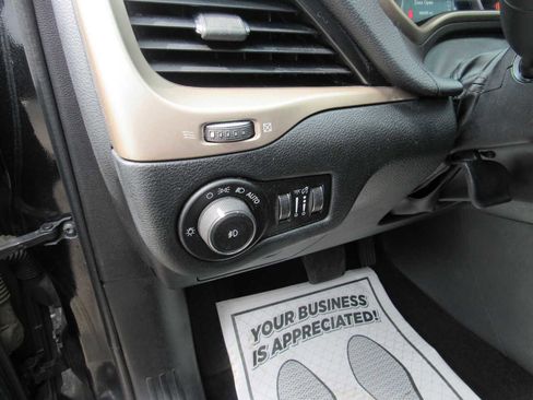 Used 2016 Jeep Cherokee Latitude image 12