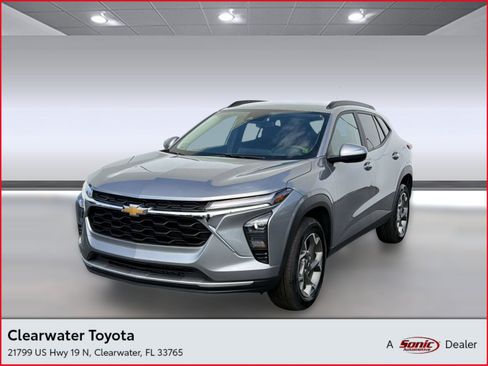Used 2025 Chevrolet Trax LT FWD image 1