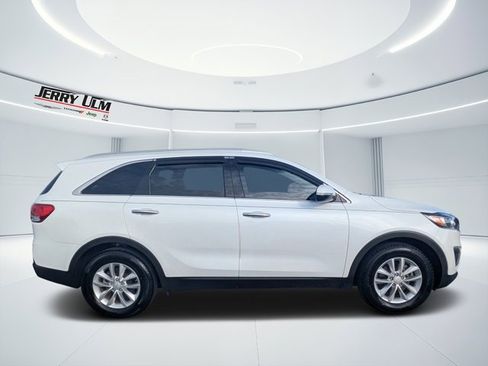 Used 2018 Kia Sorento LX image 2