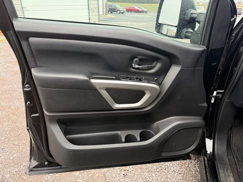 Used 2023 Nissan Titan SV w/ SV Convenience Package image 6