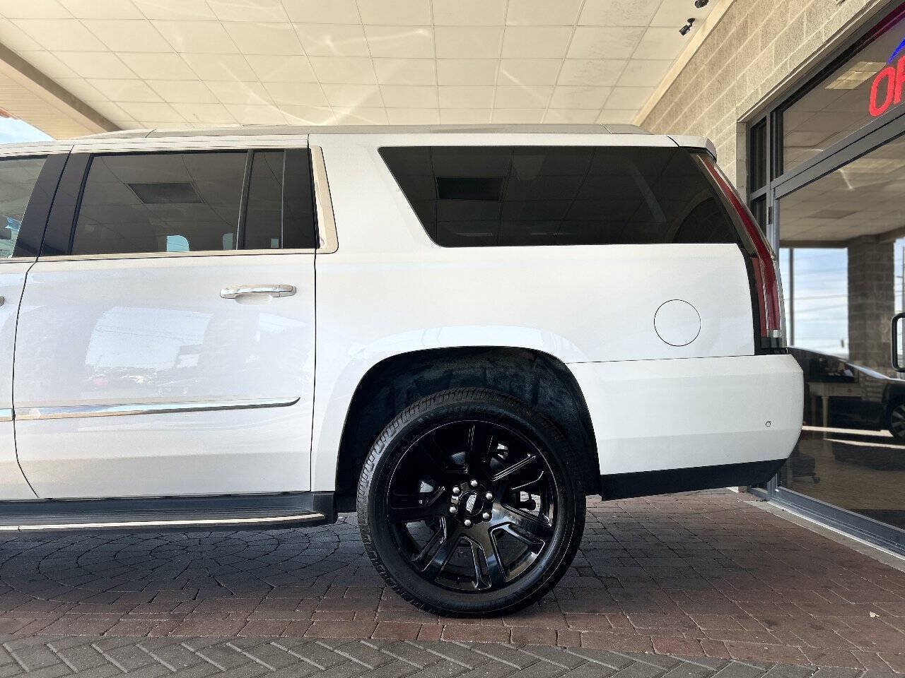 Used 2017 Cadillac Escalade ESV Luxury AWD/4WD image 5
