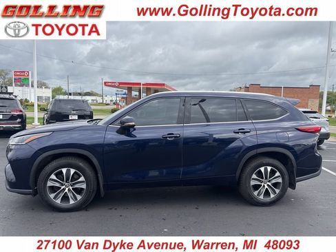Used 2021 Toyota Highlander XLE AWD/4WD image 1