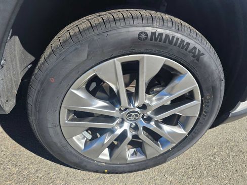 Used 2023 Toyota RAV4 XLE Premium image 9