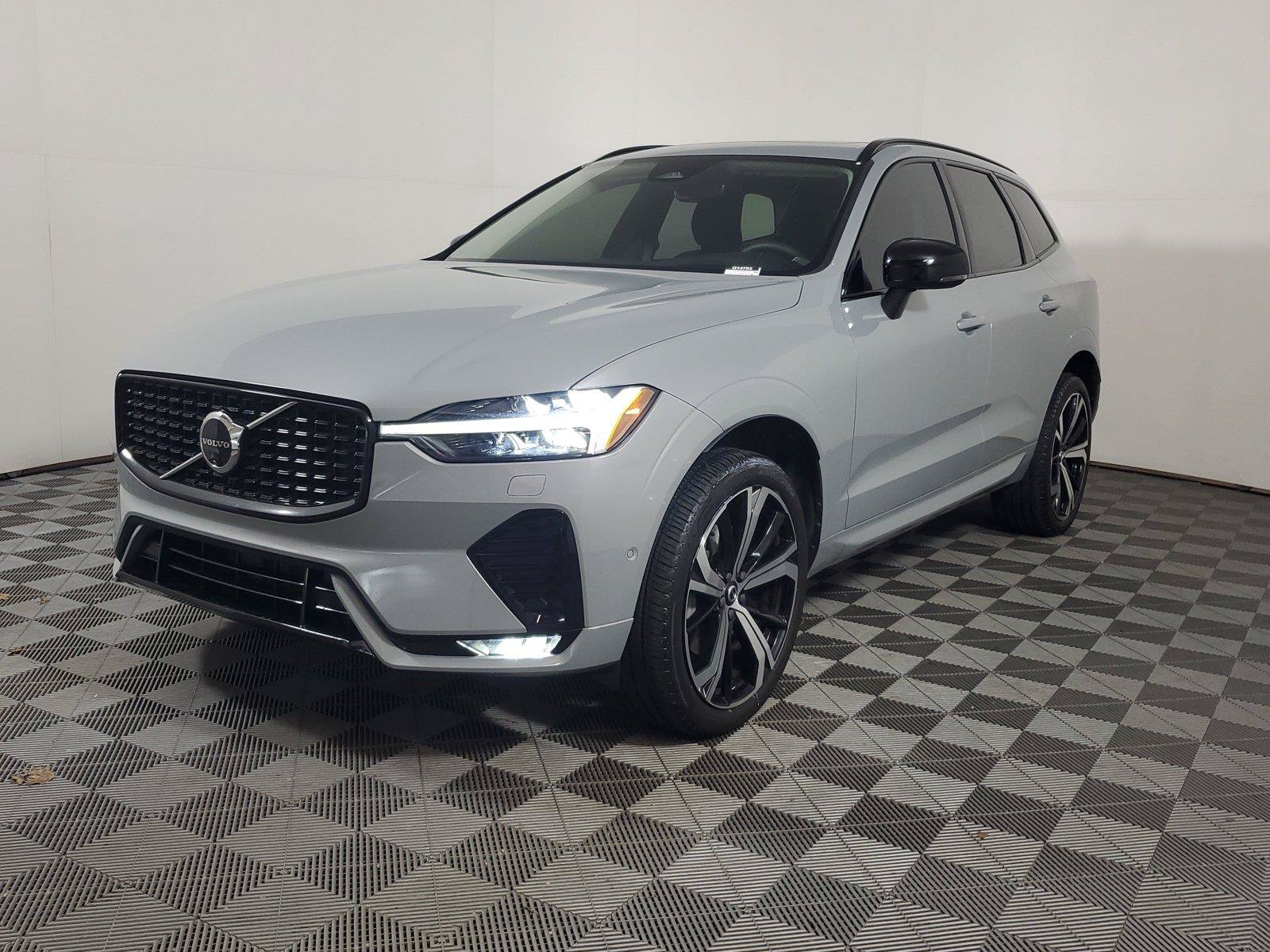 Used 2024 Volvo XC60 B5 Ultimate AWD/4WD image 3