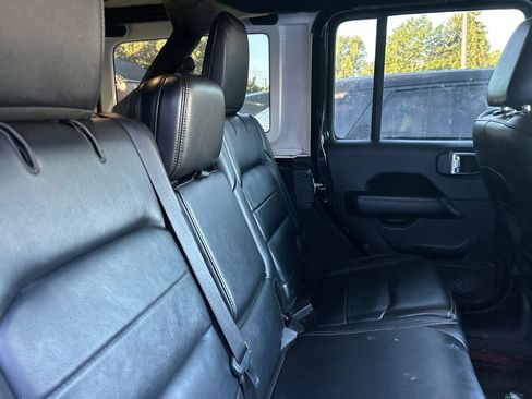 Used 2018 Jeep Wrangler Unlimited Sahara w/ LED Lighting Group AWD/4WD image 12