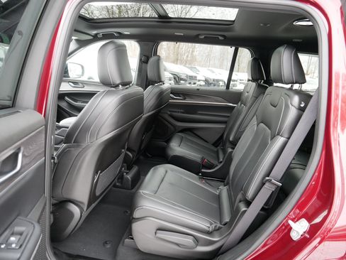 Used 2025 Jeep Grand Cherokee L Limited w/ Luxury Tech Group II image 36