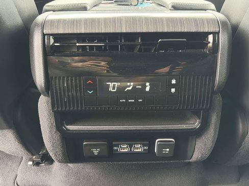 Used 2024 Jeep Wagoneer L Series II w/ Flexible Seating Group AWD/4WD image 17