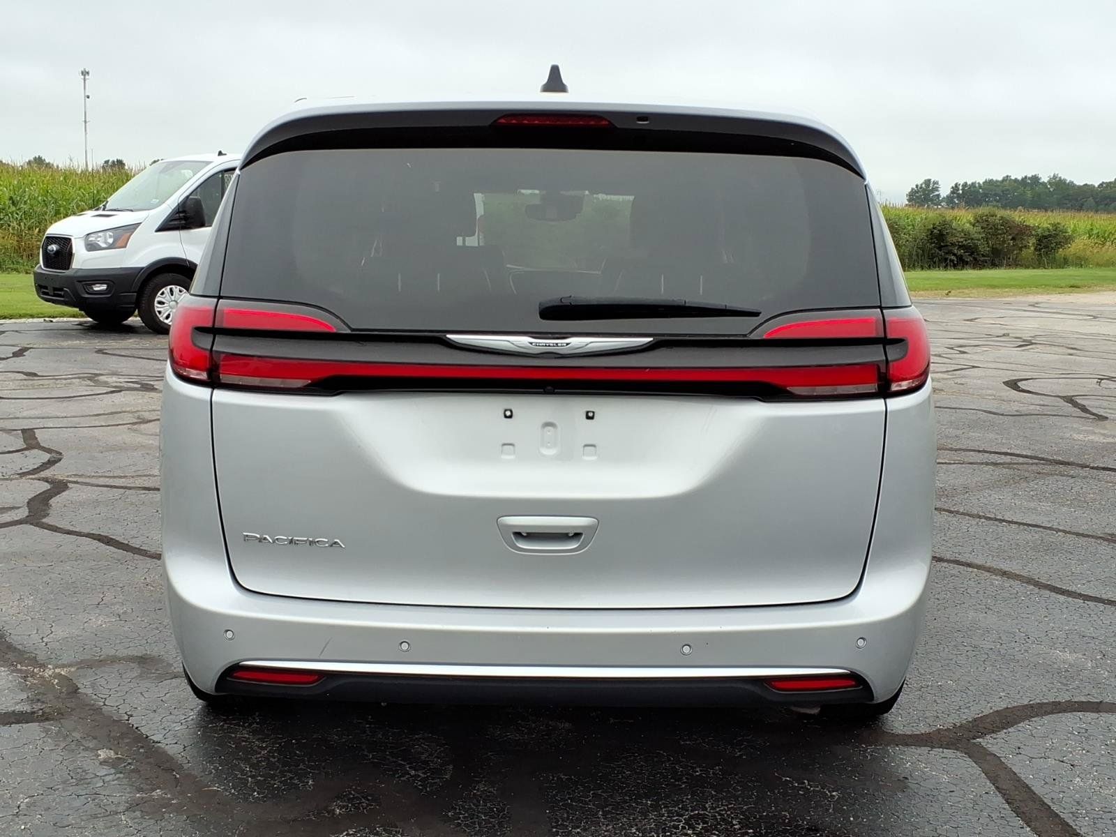 Used 2024 Chrysler Pacifica Touring-L FWD image 4
