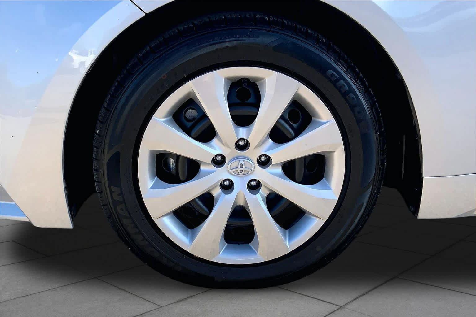 Used 2025 Toyota Corolla LE FWD image 11
