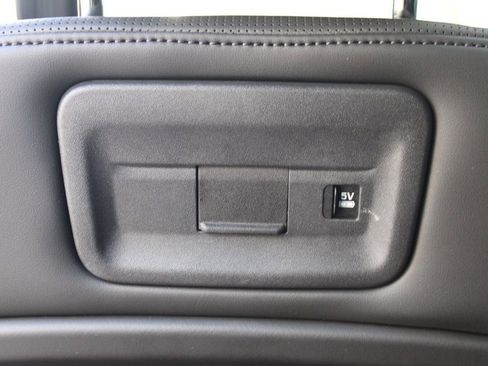 Certified 2025 Land Rover Discovery Dynamic SE image 35