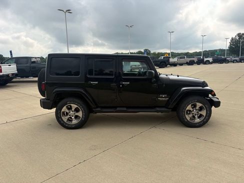 Used 2017 Jeep Wrangler Unlimited Sahara AWD/4WD image 7