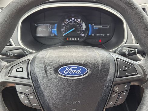 Used 2021 Ford Edge SE image 18
