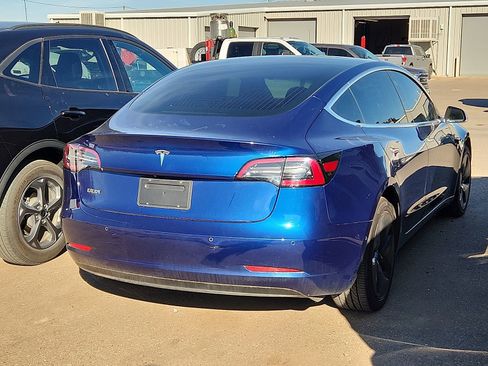 Used 2019 Tesla Model 3 Standard Range image 3