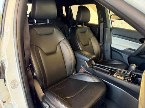 Used 2025 Jeep Compass Limited image 31