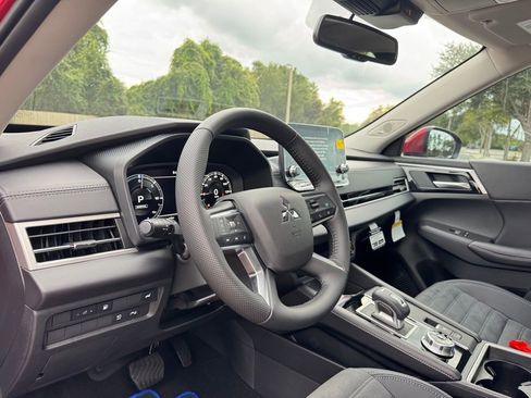 New 2025 Mitsubishi Outlander SE image 27