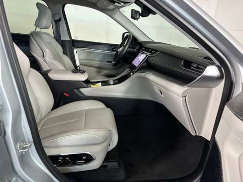 Used 2022 Jeep Grand Cherokee Overland w/ Advanced Protech Group III image 28