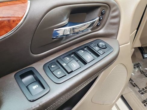 Used 2014 Chrysler Town & Country Limited w/ Luxury Group FWD image 9