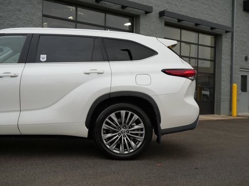 Used 2021 Toyota Highlander Platinum image 12