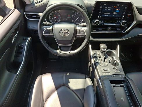 Used 2022 Toyota Highlander XLE AWD/4WD image 22