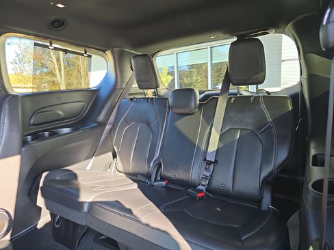 Used 2021 Chrysler Pacifica Touring-L w/ S Appearance Package image 14