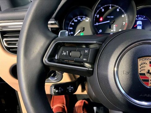 Certified 2025 Porsche Macan image 27