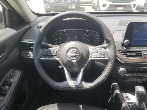 Used 2024 Nissan Altima 2.5 SV FWD image 14