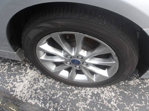 Used 2017 Ford Fusion SE w/ Fusion SE Technology Package FWD image 7