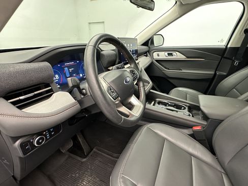 Used 2025 Ford Explorer Active w/ Active Comfort Package AWD/4WD image 4
