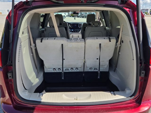 Used 2017 Chrysler Pacifica Touring-L Plus w/ Advanced Safetytec Group FWD image 12