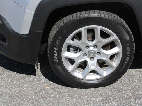 Used 2018 Jeep Renegade Latitude image 23