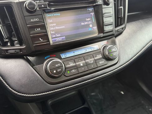 Used 2018 Toyota RAV4 XLE AWD/4WD image 30