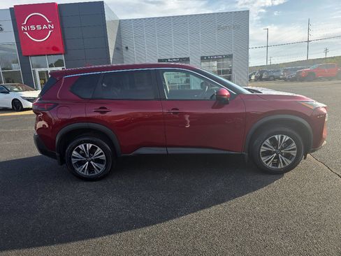 Used 2022 Nissan Rogue SV image 2