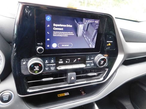 Used 2024 Toyota Highlander XLE FWD image 5