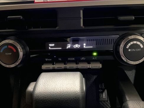 Certified 2025 Toyota Tacoma SR5 AWD/4WD image 33