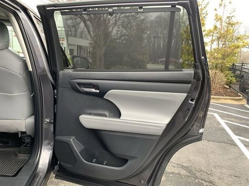 Used 2024 Toyota Highlander XLE image 11