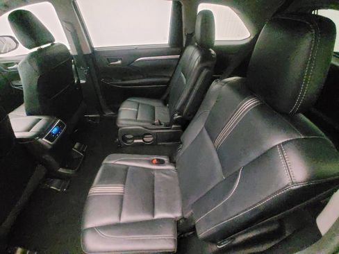 Used 2018 Toyota Highlander SE image 18