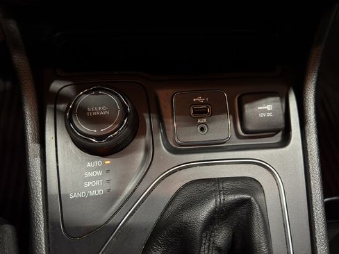Used 2019 Jeep Cherokee Latitude Plus w/ Comfort/Convenience Group AWD/4WD image 16