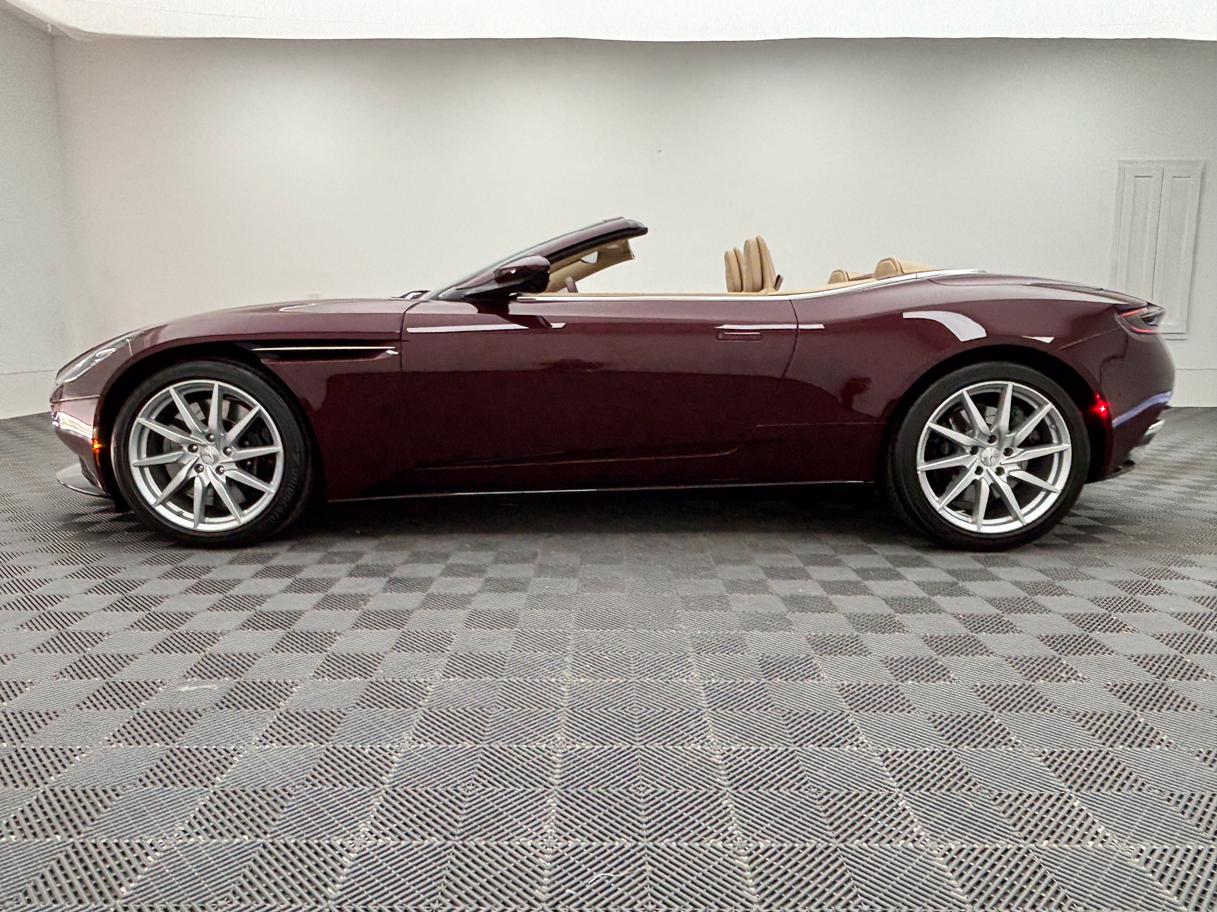 Used 2019 Aston Martin DB11 Volante RWD image 61