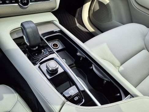 Certified 2025 Volvo XC90 T8 Plus w/ Protection Package Premier AWD/4WD image 26
