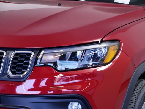 Used 2024 Jeep Compass Latitude image 21